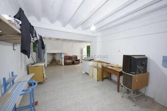 Image No.21-6 Bed Townhouse for sale