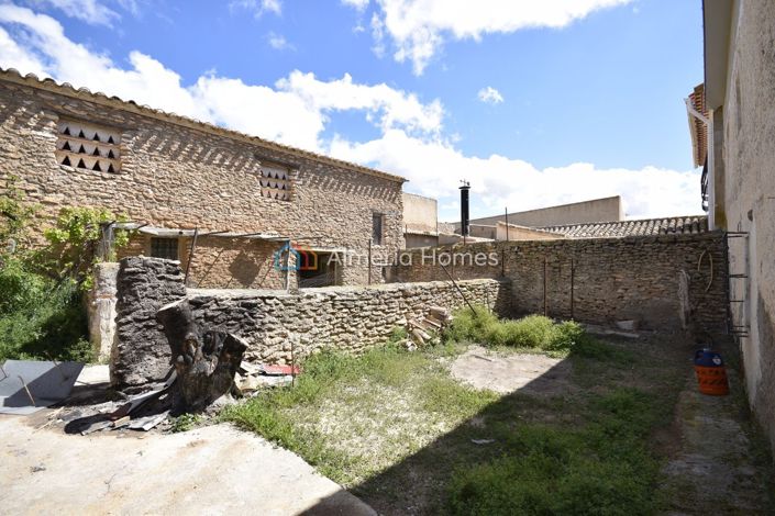 Image No.24-6 Bed Townhouse for sale