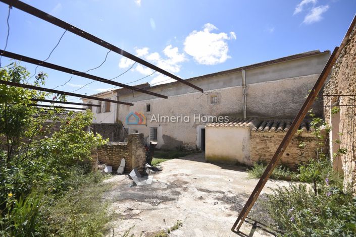 Image No.26-6 Bed Townhouse for sale