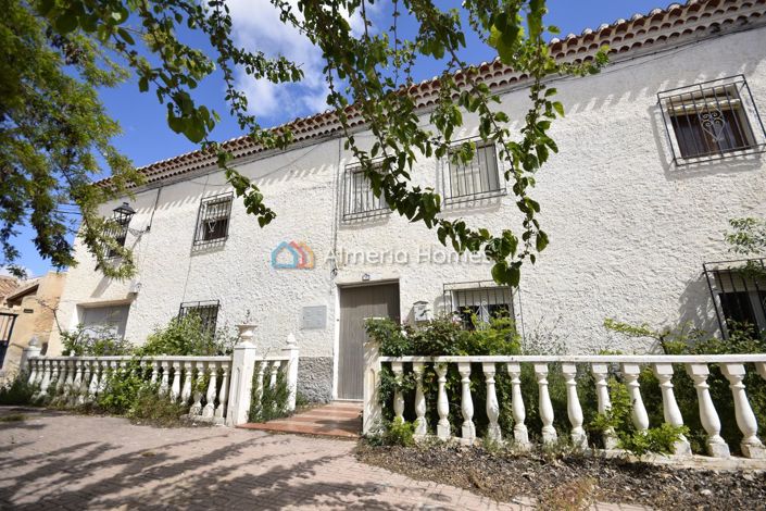 Image No.4-6 Bed Townhouse for sale