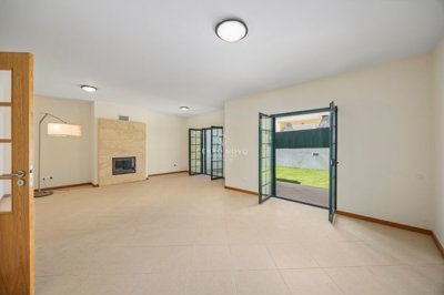 2419-152760-d4a7072701644bd18f6c9ffe77b802fa4