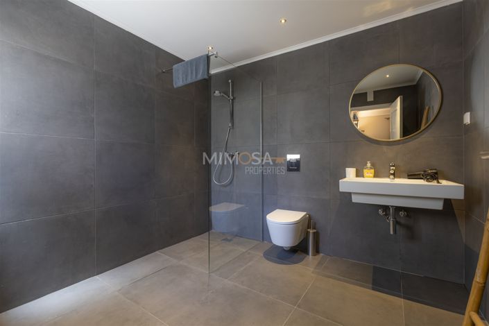 Image No.20-7 Bed House for sale