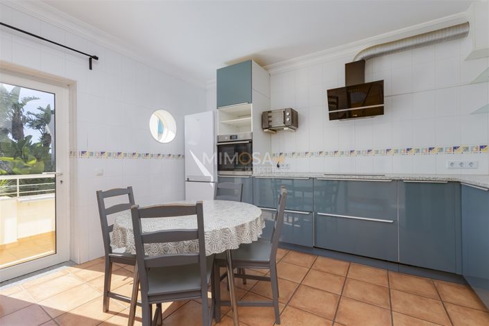 Image No.9-3 Bed Flat for sale