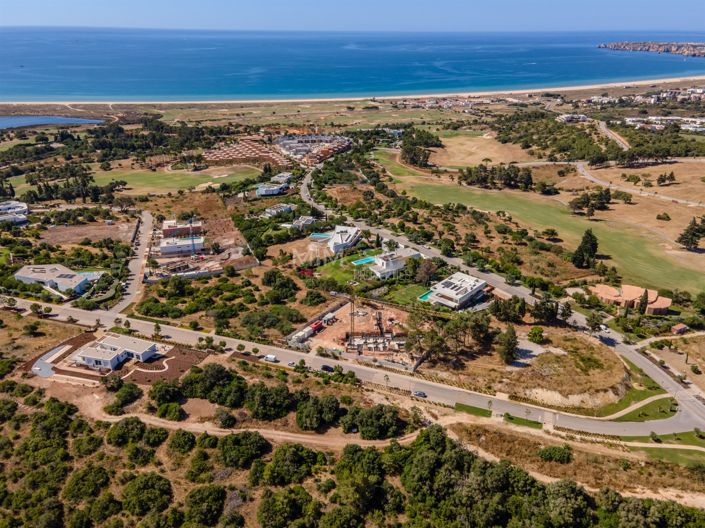 Image No.17-4 Bed Property for sale