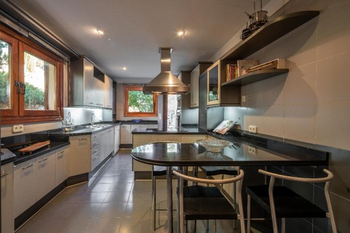 Image No.7-6 Bed Villa for sale