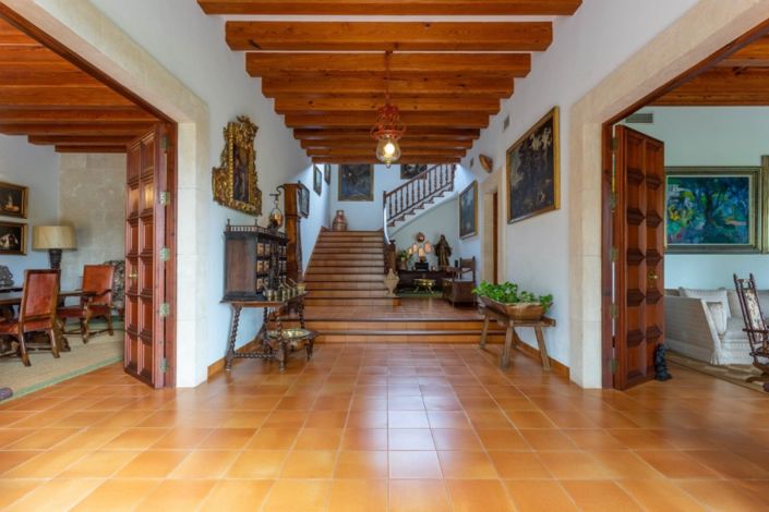 Image No.17-16 Bed Property for sale