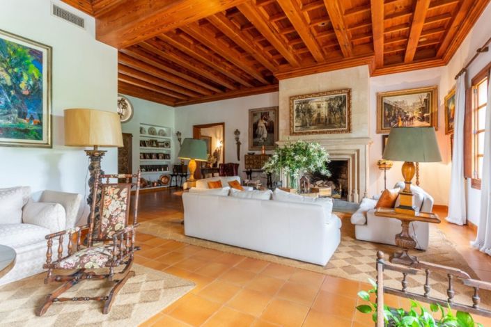 Image No.19-16 Bed Property for sale