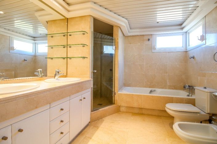 Image No.12-4 Bed Property for sale