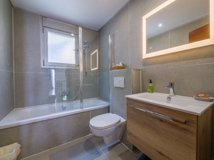 Image No.10-4 Bed Chalet for sale