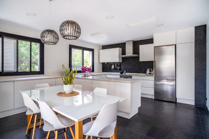 Image No.4-4 Bed Chalet for sale