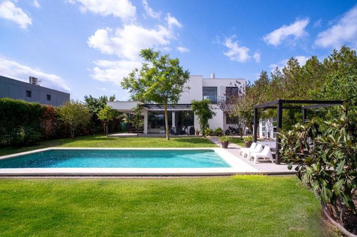 Image No.7-4 Bed Chalet for sale