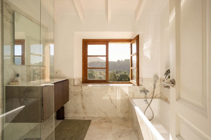 Image No.11-5 Bed Property for sale