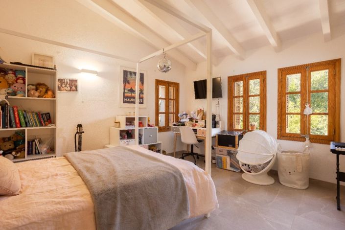 Image No.14-5 Bed Property for sale