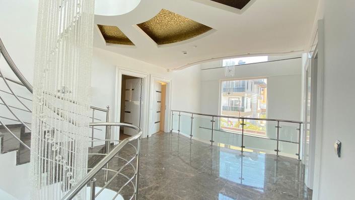 Image No.11-8 Bed Villa / Detached for sale