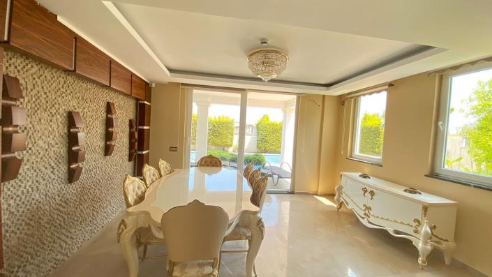 Image No.10-8 Bed Villa / Detached for sale