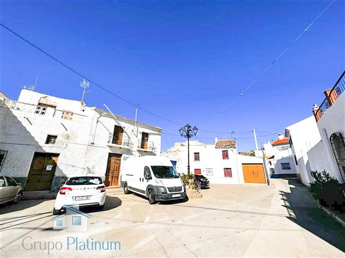 Image No.13-6 Bed Property for sale