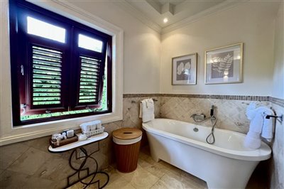 claridges10masterbathroom