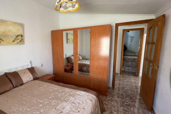 Image No.15-2 Bed Townhouse for sale