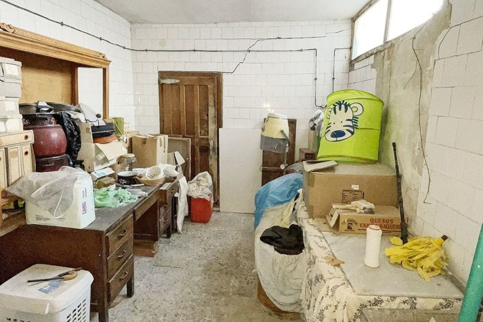 Image No.12-8 Bed Townhouse for sale