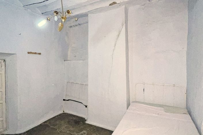 Image No.27-8 Bed Townhouse for sale