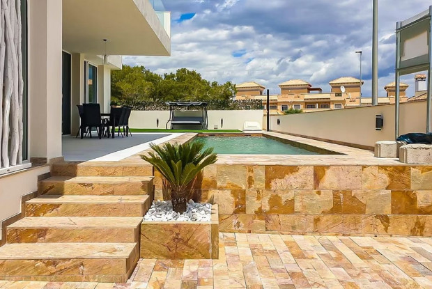 Image No.16-2 Bed Townhouse for sale