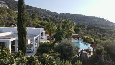 Secluded-Villa-with-Stunning-Sea-Views--63-