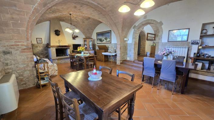 Image No.8-9 Bed Farmhouse for sale