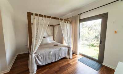 A Flawless Single-Storey Yalikavak Property For Sale - Gorgeous bedroom with an ensuite