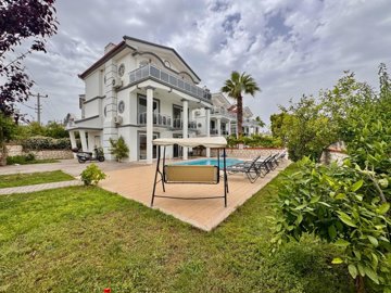 Beautiful Fethiye Property For Sale Near The Beach - Well-kept private garden