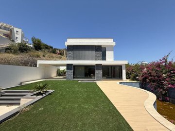 Sea View Villa With A Private Pool For Sale In Yalikavak, Bodrum – Landscaped garden and pool