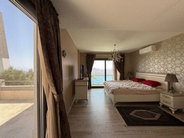 An Exquisite Triplex Villa In Bodrum With A Large Garden - First floor double bedroom