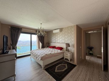 An Exquisite Triplex Villa In Bodrum With A Large Garden - Double bedroom with ensuite and balcony