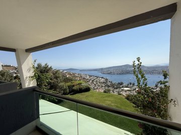 An Exquisite Triplex Villa In Bodrum With A Large Garden - Sea view balcony