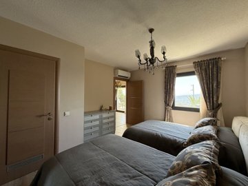 An Exquisite Triplex Villa In Bodrum With A Large Garden - Ground floor bedroom with ensuite