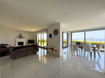 Panoramic Sea View Villa For Sale In Kadikalesi, Bodrum - Vast open-plan living space