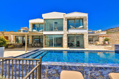 A Luxury 5-Bedroom Sea View Antalya Villa For Sale - Main view of the exceptional villa and pool