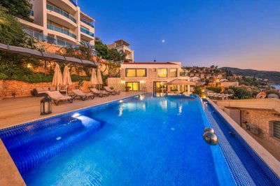 Sensational Villa In Kalkan For Sale With A Private Infinity Pool & Sea Views - Infinity swimming pool