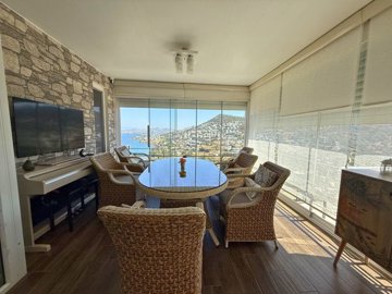 Inviting Apartment For Sale In Bodrum - Dining room in the winter garden