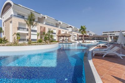 Must-See Property For Sale In Side - Enticing communal pool