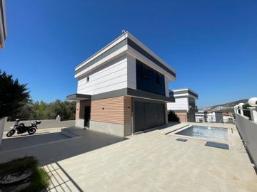 Detached Two-Storey Villa For Sale In Akbuk, Didim – View of the villa and private pool