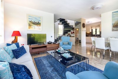 Breathtaking Villa With A Private Pool & Garden For Sale In Yalikavak - Lounge to the kitchen