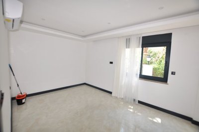 Modern Luxury 7 bedroomed-Office room