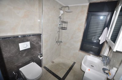 Modern Luxury 7 bedroomed villa-Family bathroom