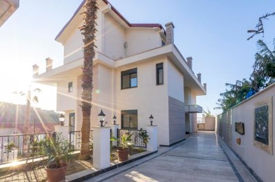Modern Luxury 7 bedroomed Villa-driveway