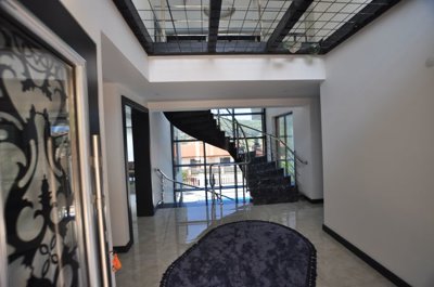 Modern Luxury 7 bedroomed villa-Hallway