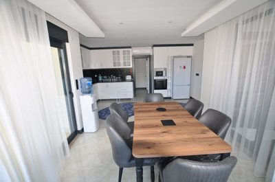 Modern Luxury 7 bedroomed villa -dining room