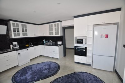 Modern Luxury 7 bedroomed villa-fitted kitchen