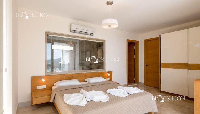 Image No.15-4 Bed Property for sale