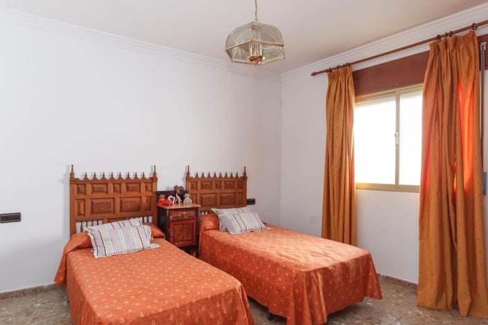 Image No.22-4 Bed Townhouse for sale