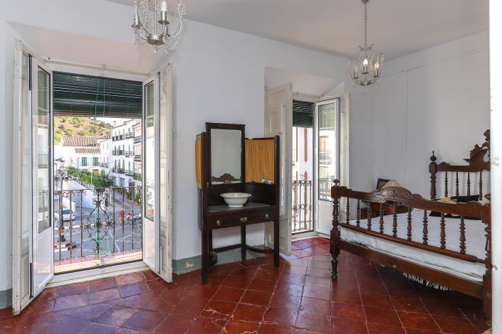 Image No.32-5 Bed Townhouse for sale